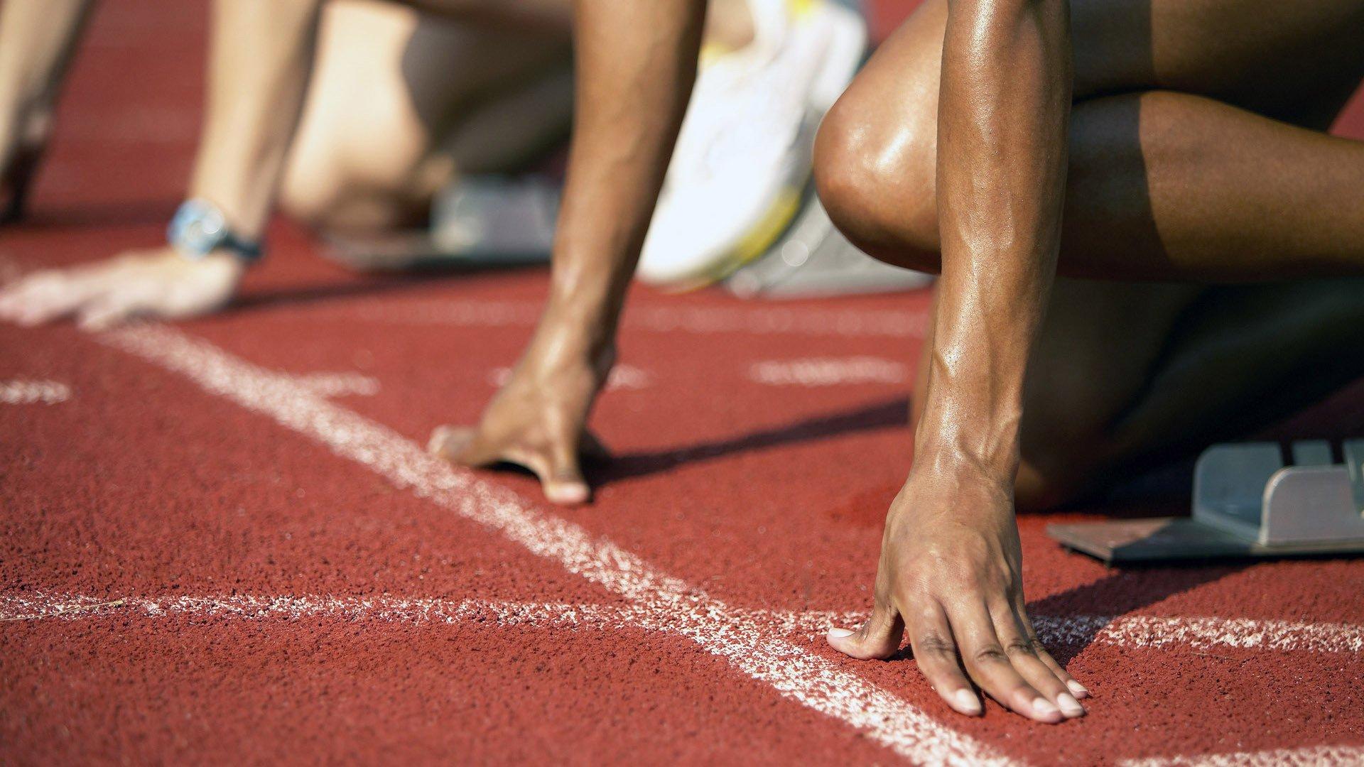 这才是真正的体育精神!国际田径赛场现感人一幕