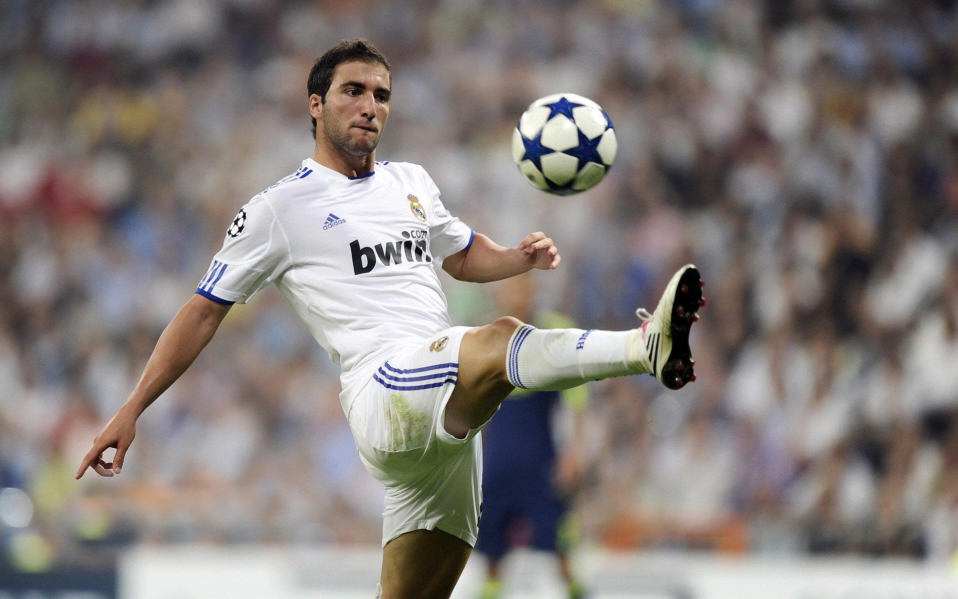 首个00后世界足球先生诞生!贫民窟少年逆境加冕足坛王座